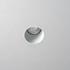 Oty Light Oprawy Wpuszczane<Pop P01 5.5Ø biały - - oprawa wpuszczana białyŚwiatło: GU10Materiał: AluminiumOpcjonalnie: element montażowyPopularne kategorie: Oprawy wpuszczane, Oprawy wpuszczane nowoczesne, Oprawy meblowe wpuszczane Nie wiesz na jaką lampę się zdecydować? Potrzebujesz pomocy w wyborze stylu, modelu, rozmiaru, a może mocy oprawy?